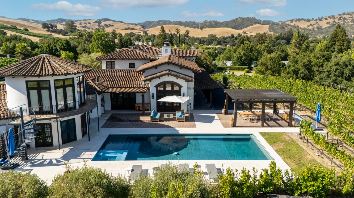 Pool with integrated spa in Clayton, CA