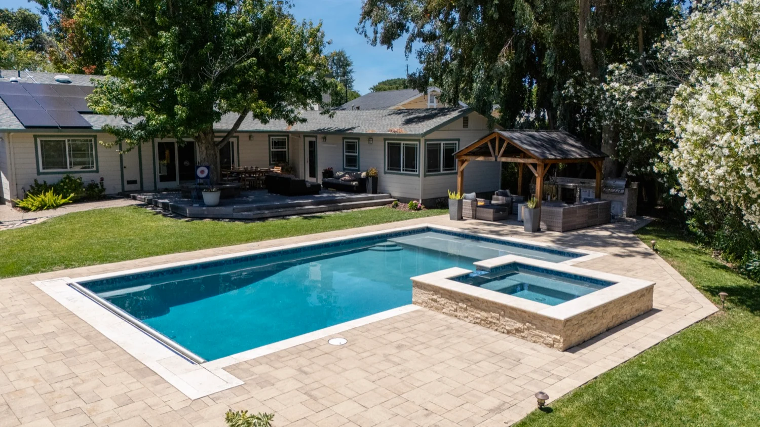 Pool with spa spillover in Oakland, CA