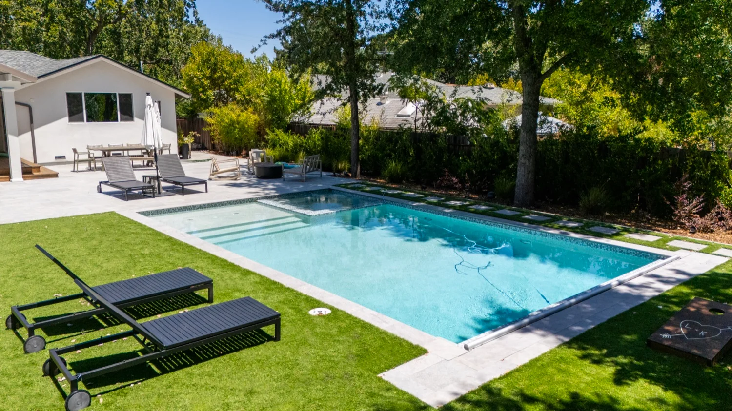 Wide entry steps and shallow ledge at the Diablo View pool