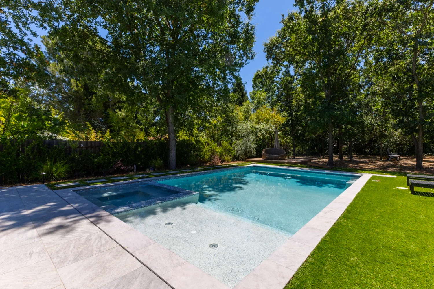 Shallow tanning ledge at the Diablo View custom pool